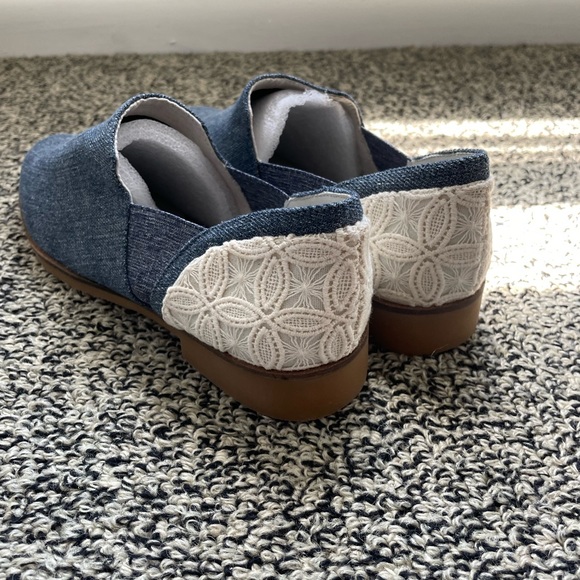 NEW Lori Goldstein LOGO Sz 9.5 M Denim and Lace Slip On Flat Shoes - Picture 2 of 4